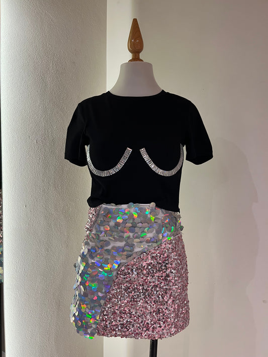 Top en tono negro con diseño platinado