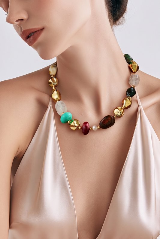 COLLAR CORTO PIEDRAS ASIMETRICAS