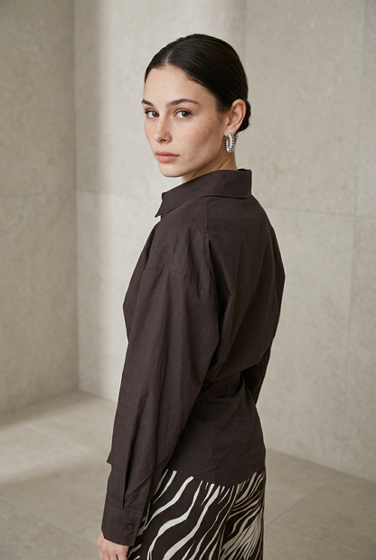 CAMISA CAFE DETALLE BOTON
