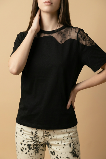 PLAYERA B&W CON ENCAJE